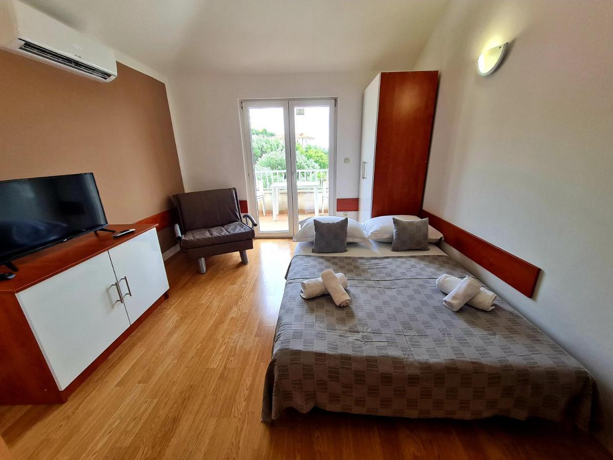 Vila Maslina Apartments Mit Pool Und Garten Nahe Am Strand Tučepi Eksteriør bilde