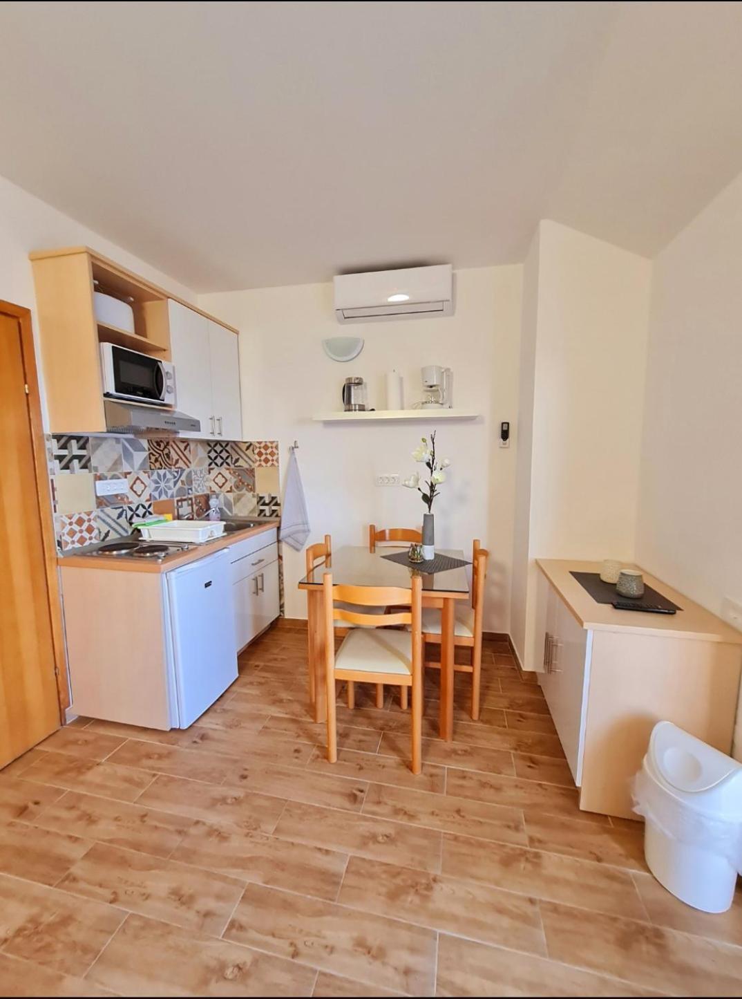 Vila Maslina Apartments Mit Pool Und Garten Nahe Am Strand Tučepi Rom bilde