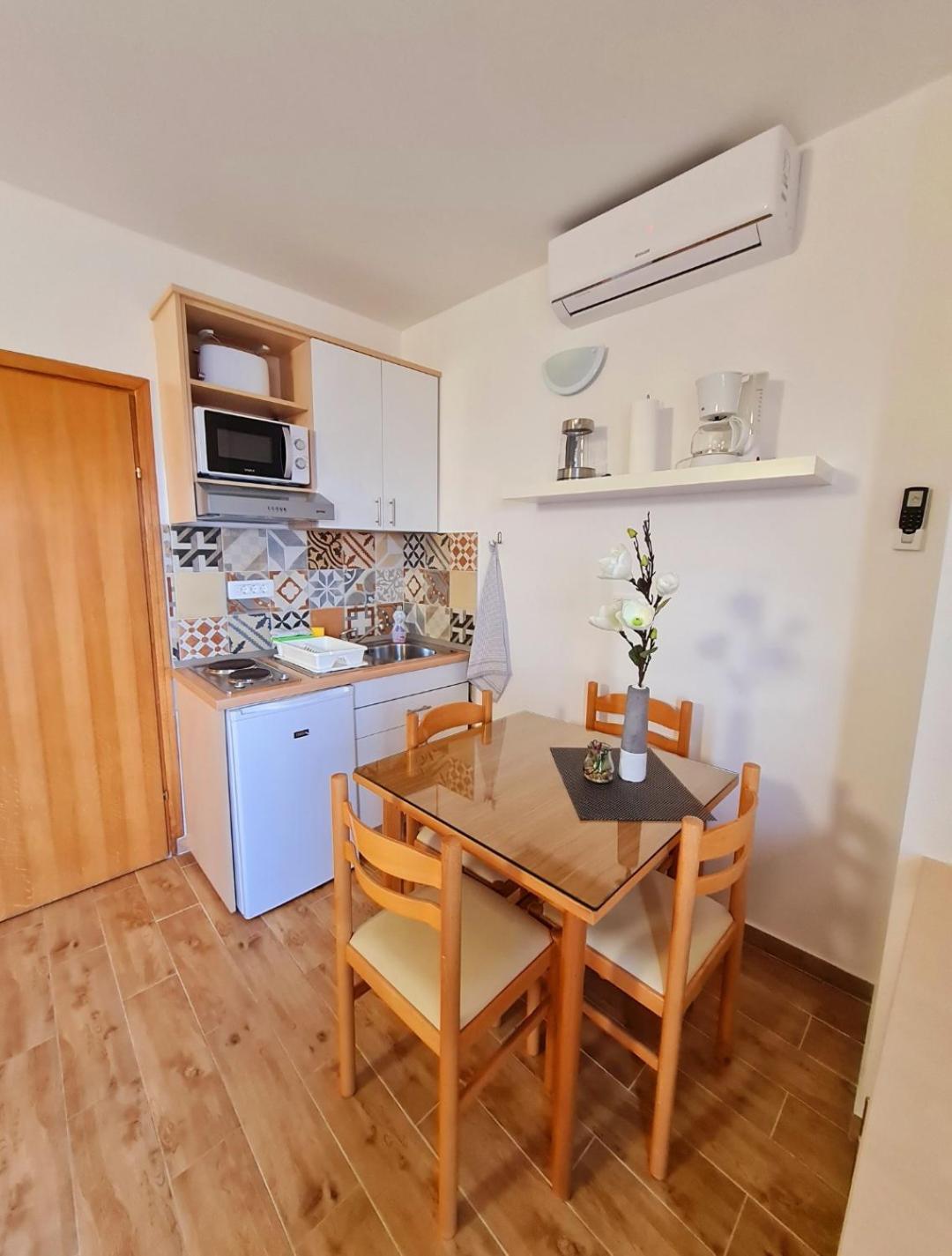 Vila Maslina Apartments Mit Pool Und Garten Nahe Am Strand Tučepi Rom bilde