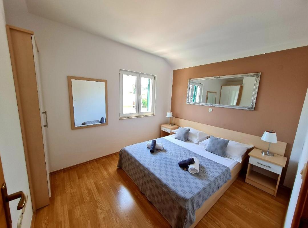 Vila Maslina Apartments Mit Pool Und Garten Nahe Am Strand Tučepi Rom bilde