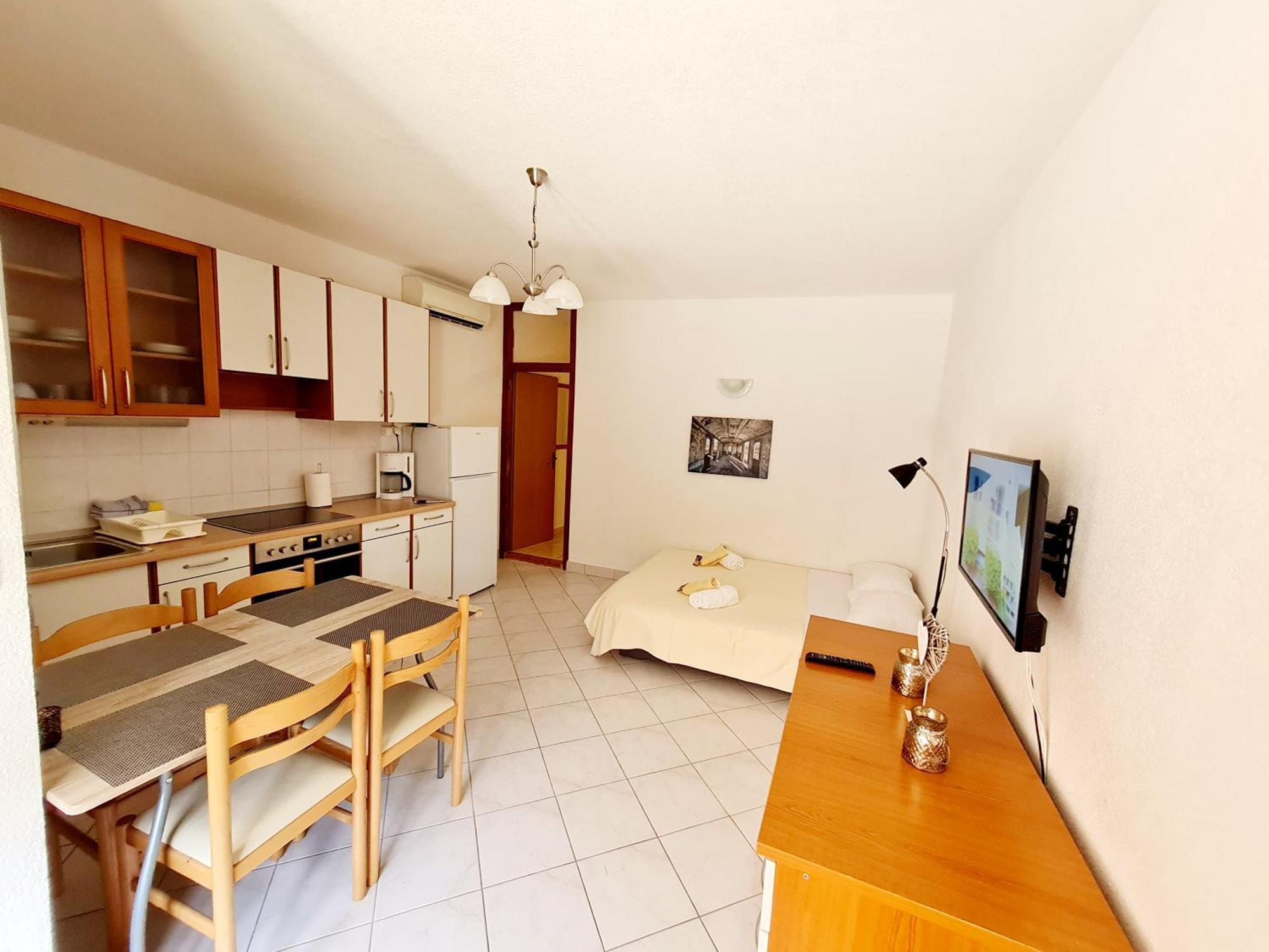 Vila Maslina Apartments Mit Pool Und Garten Nahe Am Strand Tučepi Rom bilde