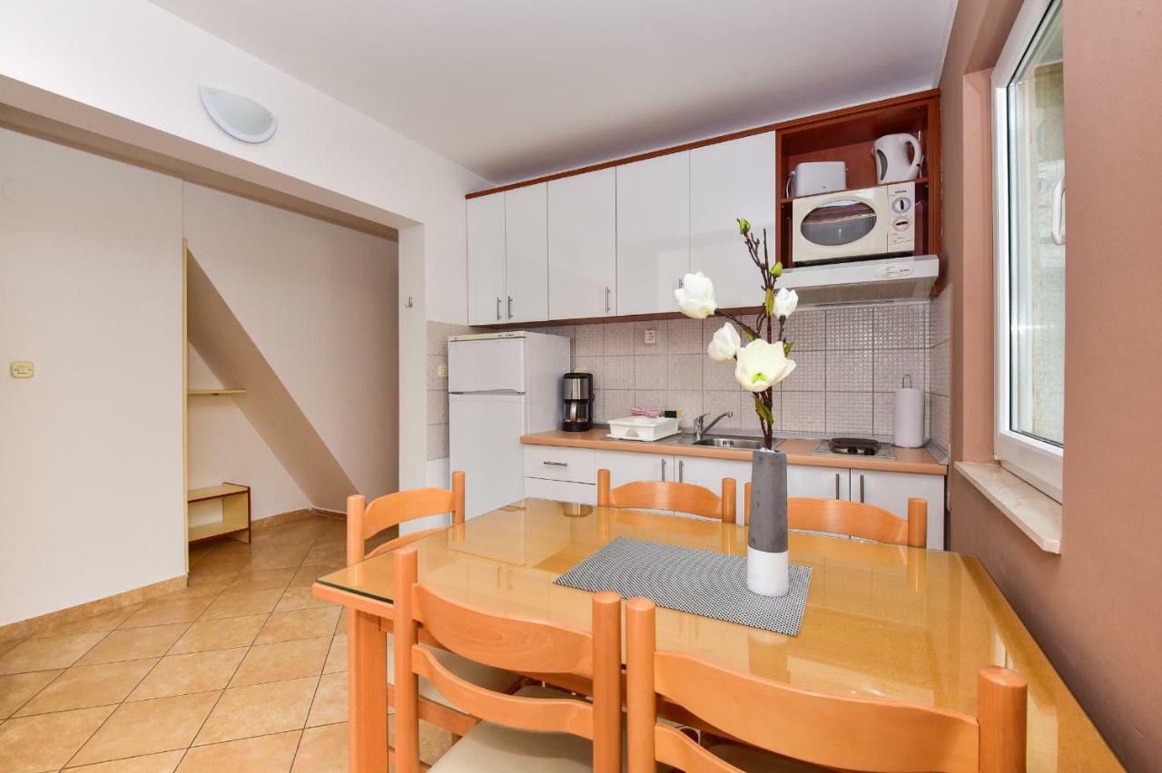 Vila Maslina Apartments Mit Pool Und Garten Nahe Am Strand Tučepi Eksteriør bilde